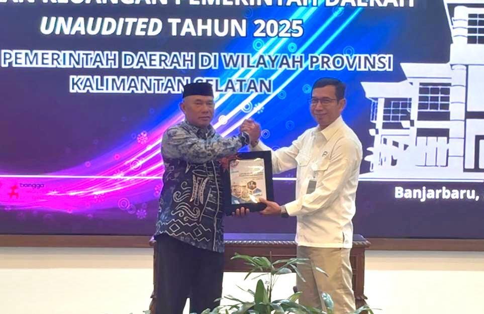 Wujudkan Akuntabilitas dan Tertib Pengelolaan Keuangan Daerah, Bupati Kotabaru Serahkan LKPD Unaudit